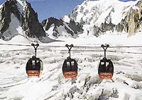 Nejfantastičtější je vyhlídka z kabinkové lanovky Vallée Blanche v srdci masivu Mont Blanc